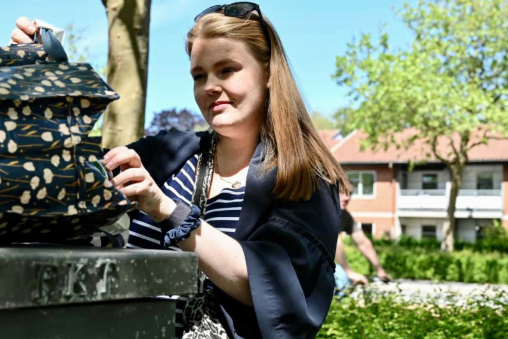 Karen Sohne Hansen potræt med blomstret pantpose